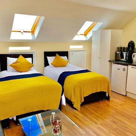 London Studio Apartments, Private Bathroom, Kitchenette, Parking, Np7 Buitenkant foto