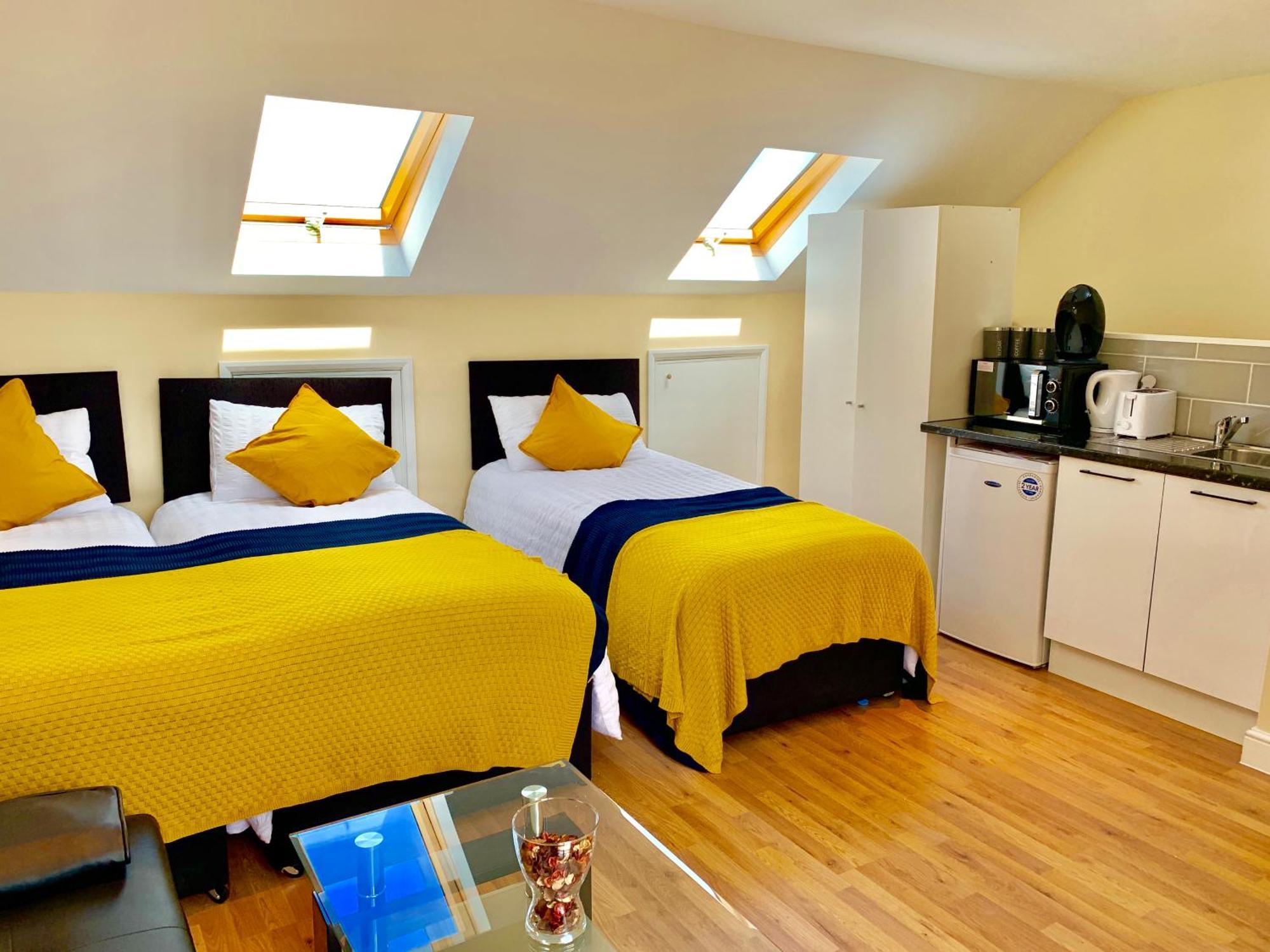 London Studio Apartments, Private Bathroom, Kitchenette, Parking, Np7 Buitenkant foto