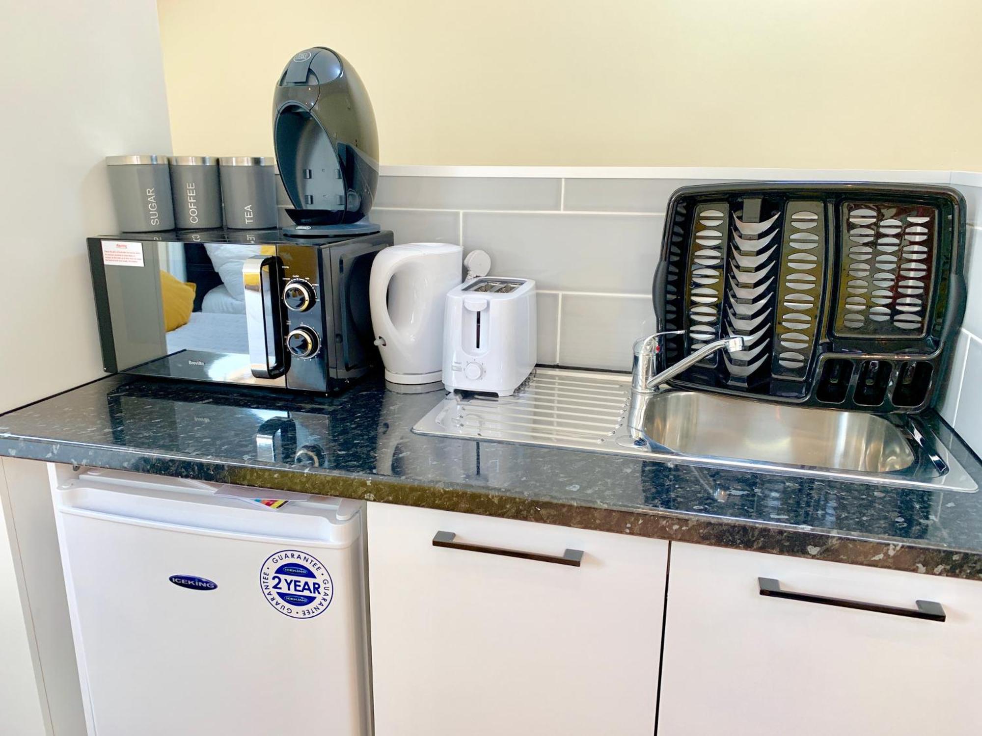 London Studio Apartments, Private Bathroom, Kitchenette, Parking, Np7 Buitenkant foto