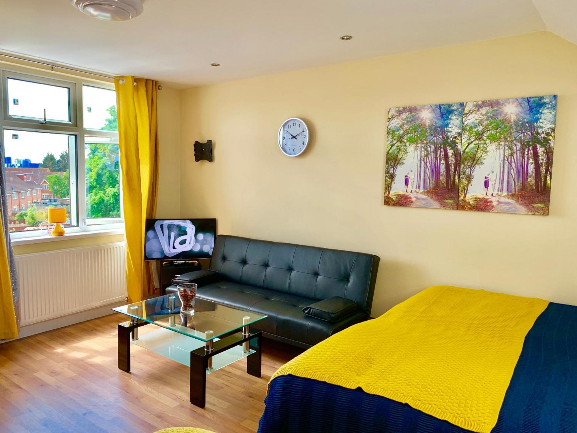 London Studio Apartments, Private Bathroom, Kitchenette, Parking, Np7 Buitenkant foto