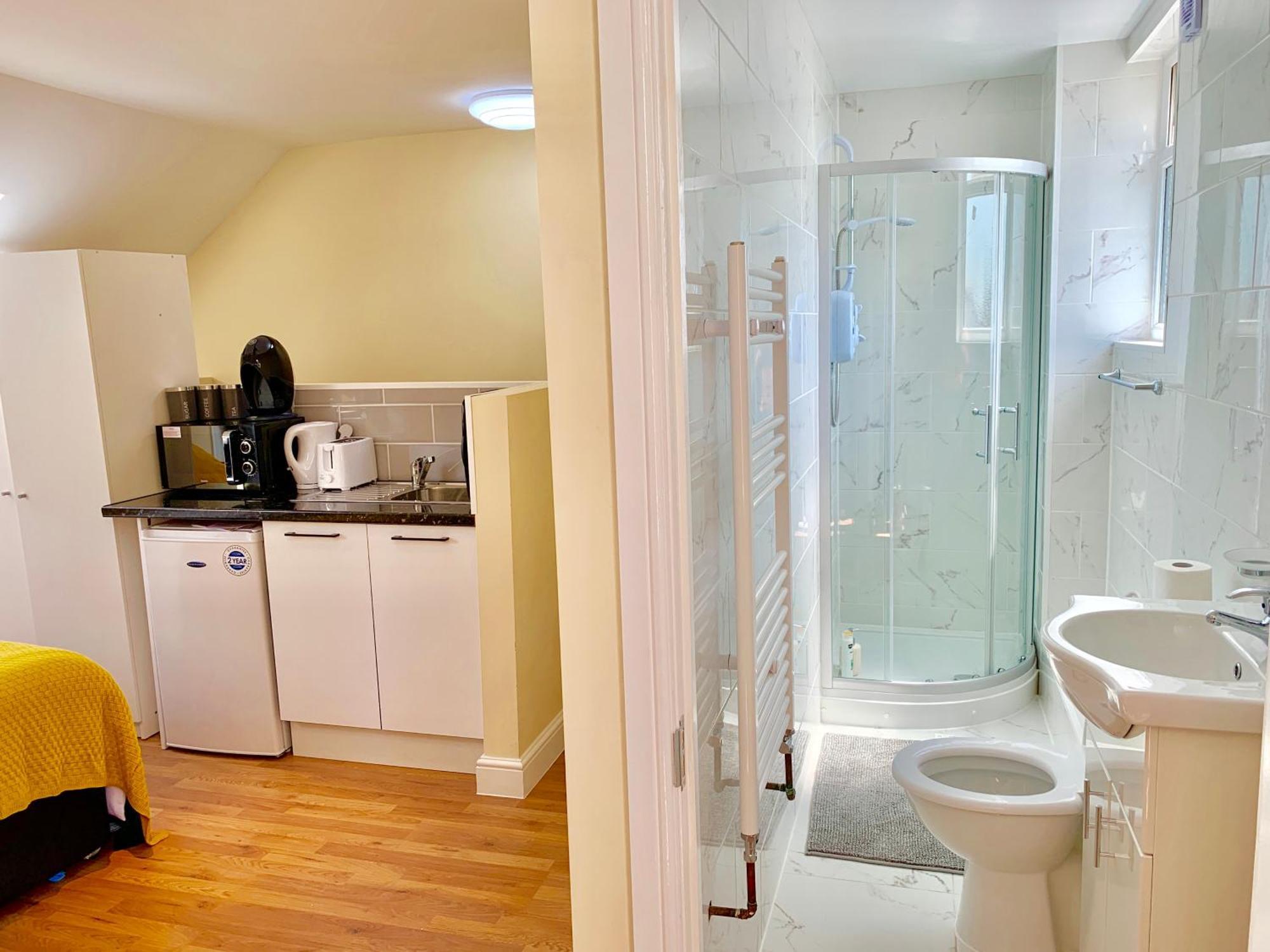 London Studio Apartments, Private Bathroom, Kitchenette, Parking, Np7 Buitenkant foto