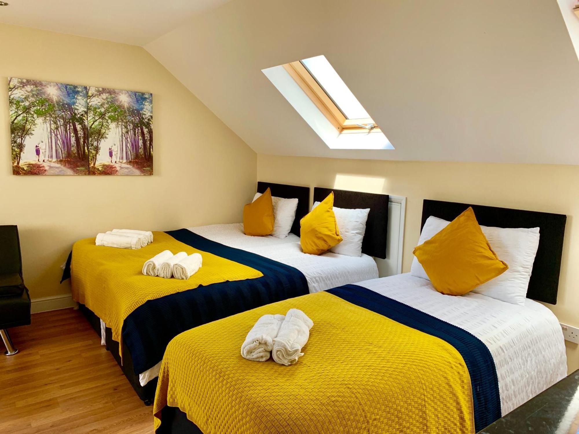 London Studio Apartments, Private Bathroom, Kitchenette, Parking, Np7 Buitenkant foto