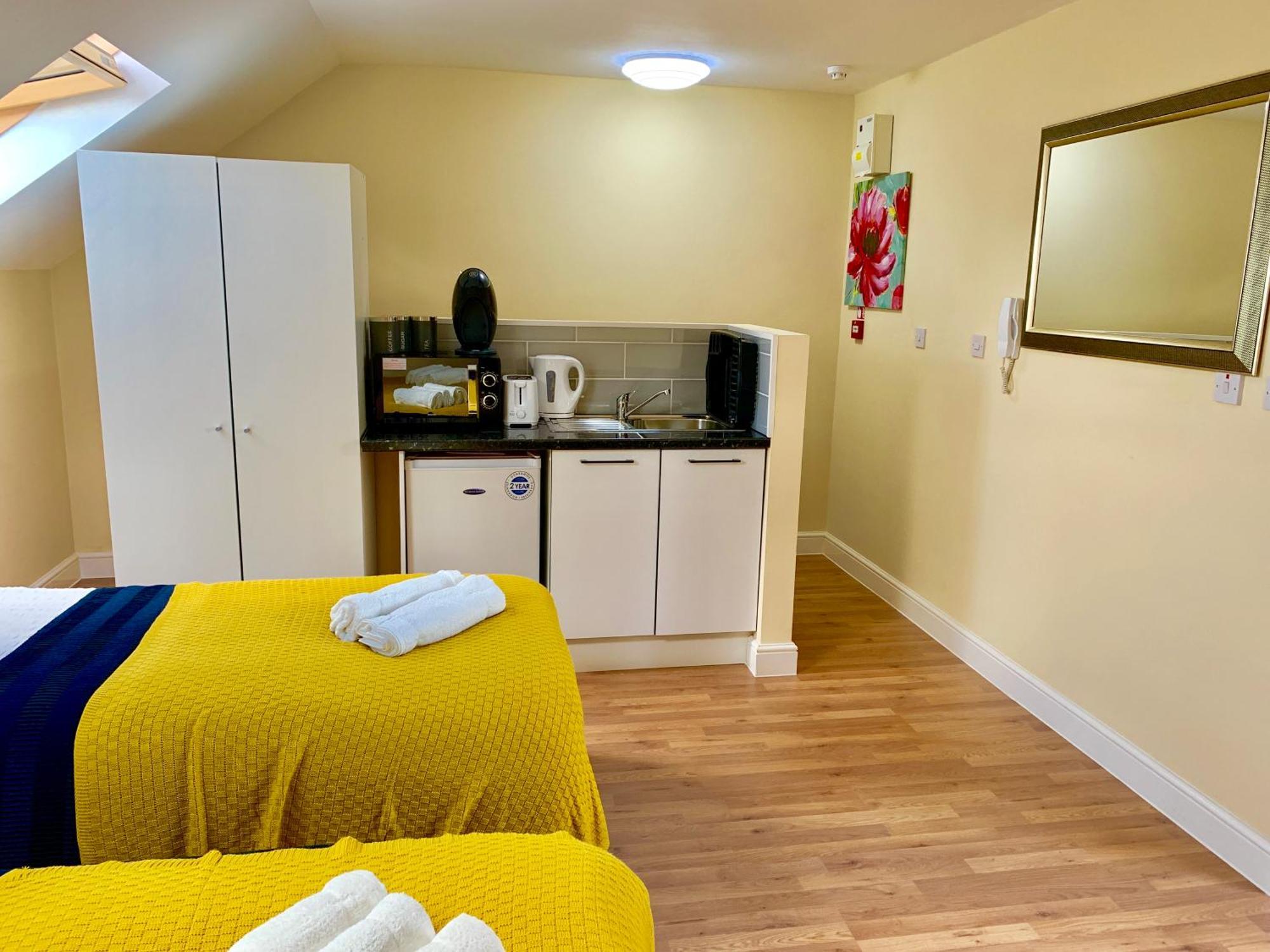 London Studio Apartments, Private Bathroom, Kitchenette, Parking, Np7 Buitenkant foto