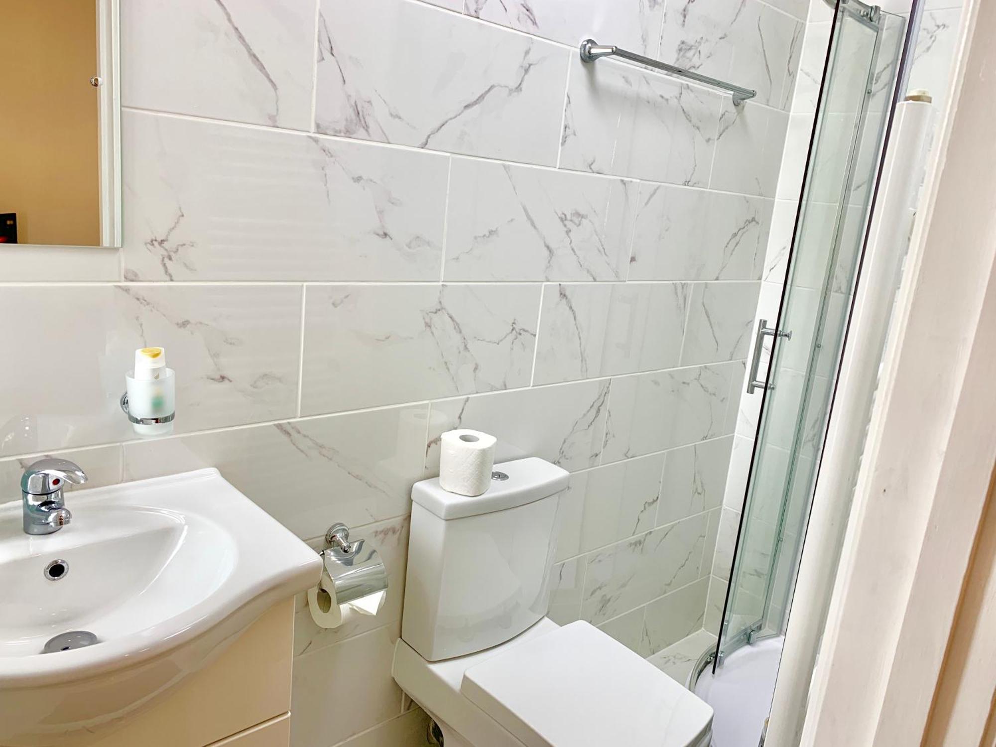 London Studio Apartments, Private Bathroom, Kitchenette, Parking, Np7 Buitenkant foto