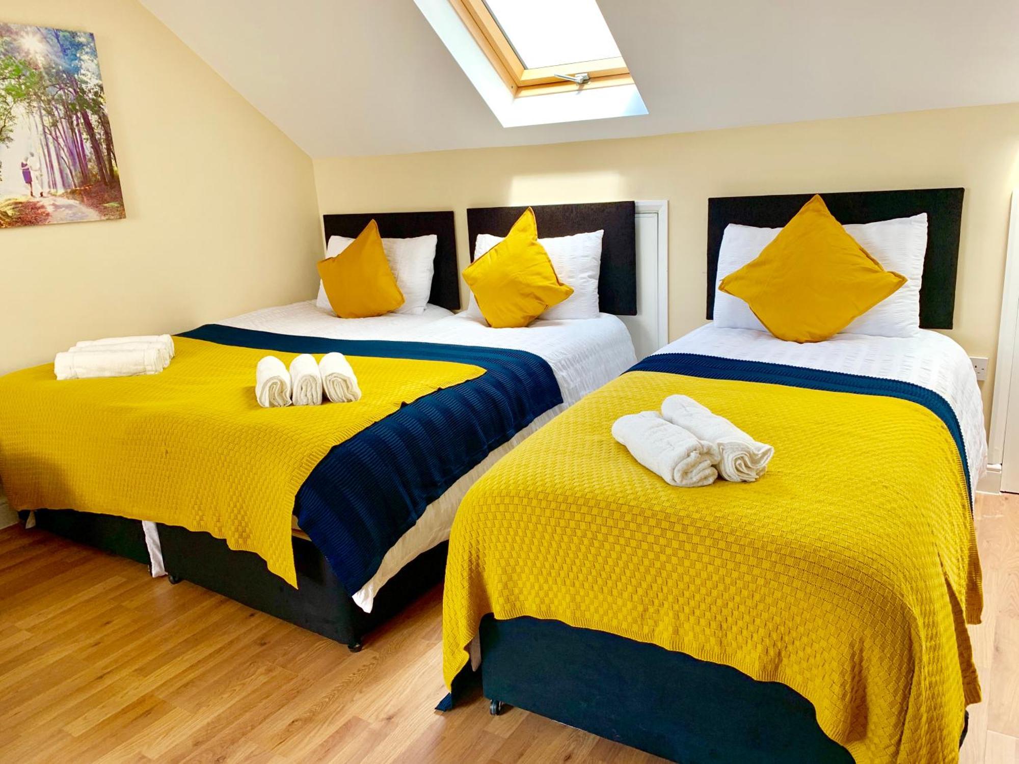 London Studio Apartments, Private Bathroom, Kitchenette, Parking, Np7 Buitenkant foto